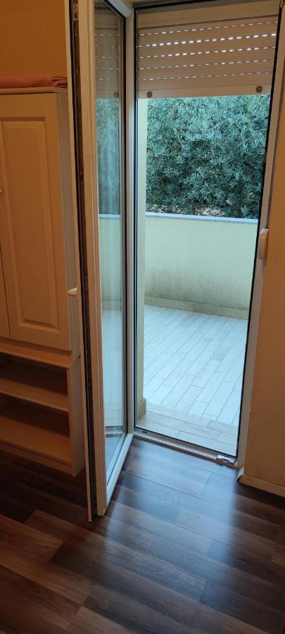 Cinema House Single & Double Rooms & Studio Apartments Pula Exteriör bild
