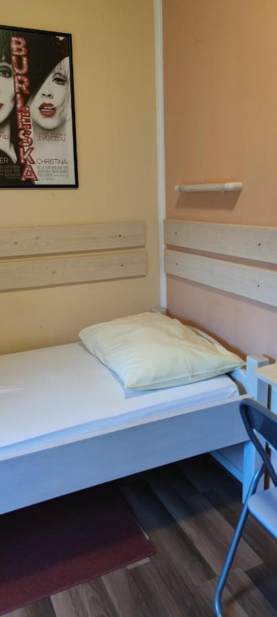 Cinema House Single & Double Rooms & Studio Apartments Pula Exteriör bild