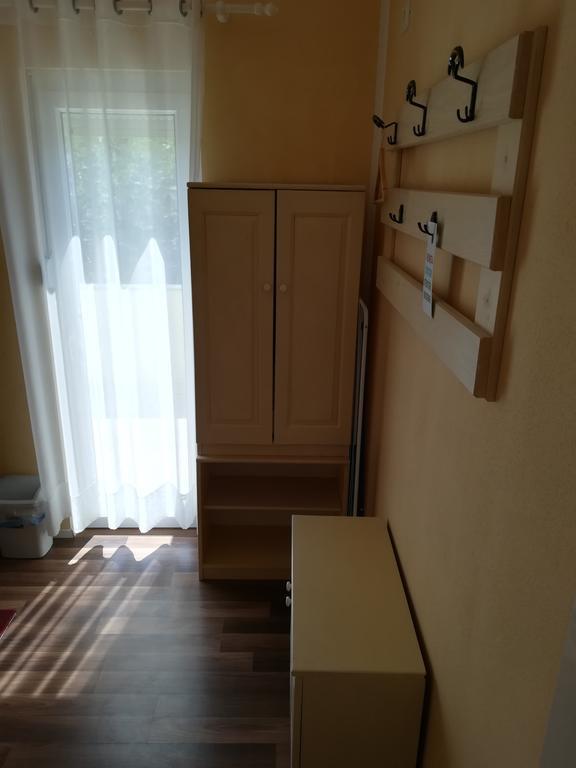 Cinema House Single & Double Rooms & Studio Apartments Pula Exteriör bild