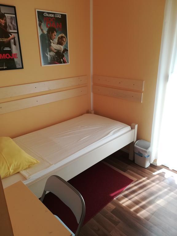 Cinema House Single & Double Rooms & Studio Apartments Pula Exteriör bild