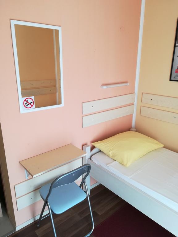 Cinema House Single & Double Rooms & Studio Apartments Pula Exteriör bild