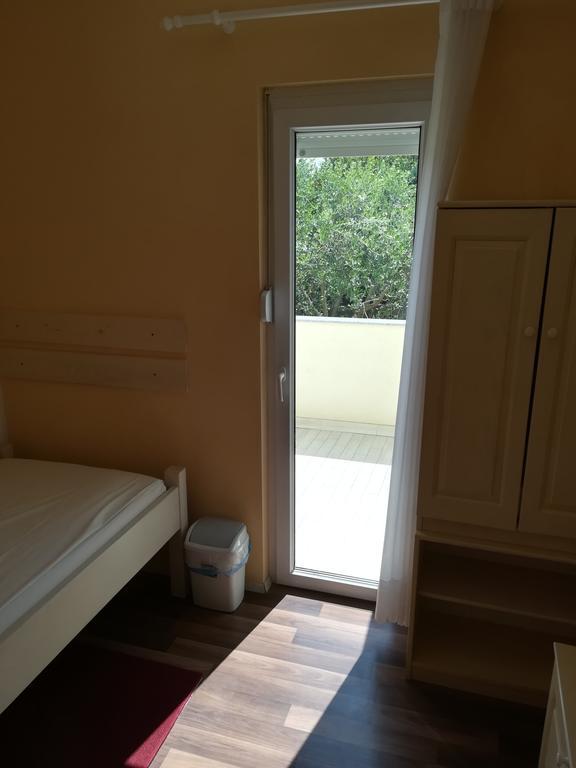 Cinema House Single & Double Rooms & Studio Apartments Pula Exteriör bild