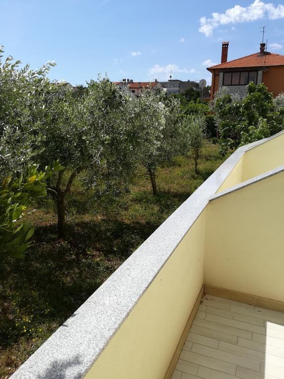 Cinema House Single & Double Rooms & Studio Apartments Pula Exteriör bild