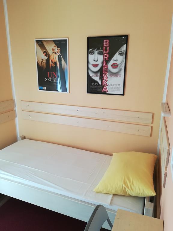 Cinema House Single & Double Rooms & Studio Apartments Pula Exteriör bild