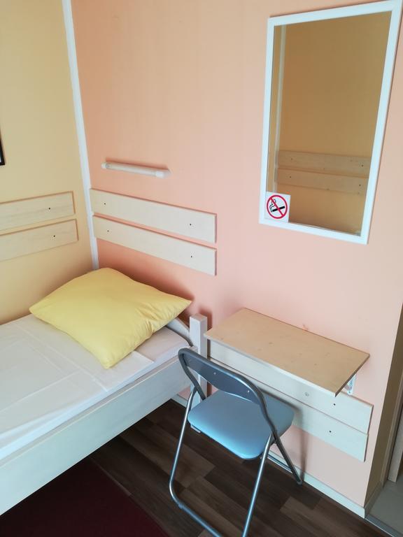 Cinema House Single & Double Rooms & Studio Apartments Pula Exteriör bild