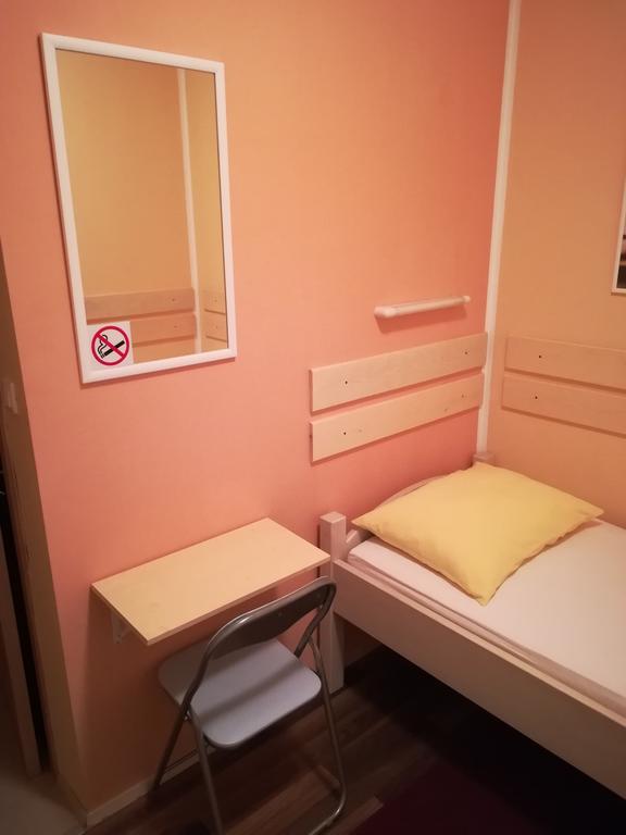 Cinema House Single & Double Rooms & Studio Apartments Pula Exteriör bild