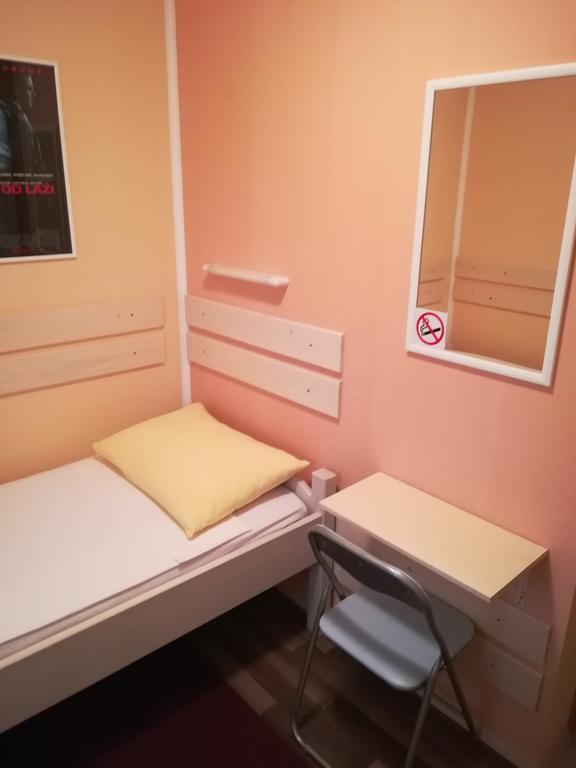 Cinema House Single & Double Rooms & Studio Apartments Pula Exteriör bild