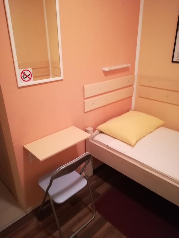 Cinema House Single & Double Rooms & Studio Apartments Pula Exteriör bild