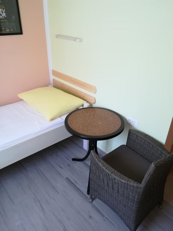 Cinema House Single & Double Rooms & Studio Apartments Pula Exteriör bild