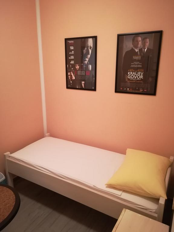 Cinema House Single & Double Rooms & Studio Apartments Pula Exteriör bild