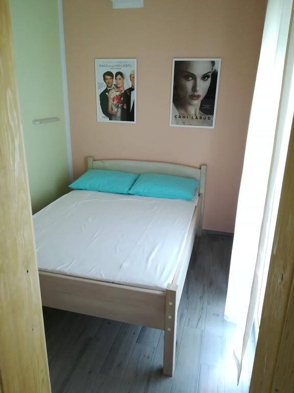 Cinema House Single & Double Rooms & Studio Apartments Pula Exteriör bild