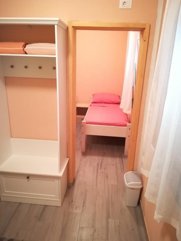 Cinema House Single & Double Rooms & Studio Apartments Pula Exteriör bild