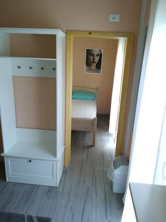Cinema House Single & Double Rooms & Studio Apartments Pula Exteriör bild