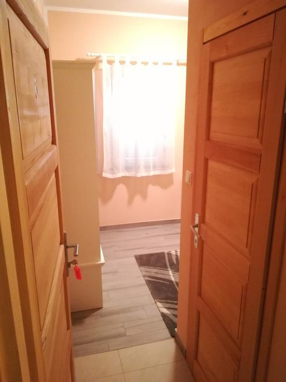 Cinema House Single & Double Rooms & Studio Apartments Pula Exteriör bild