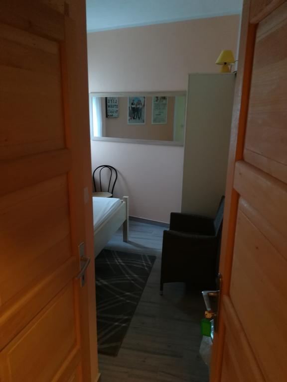 Cinema House Single & Double Rooms & Studio Apartments Pula Exteriör bild
