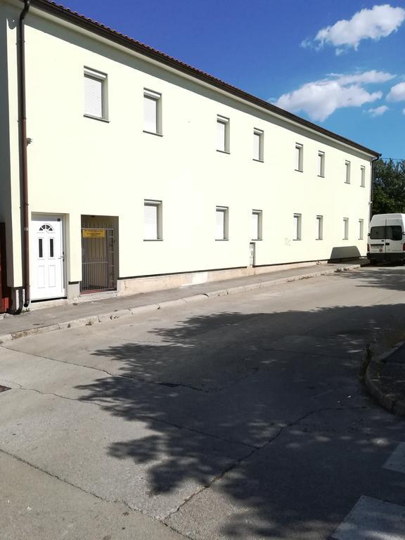 Cinema House Single & Double Rooms & Studio Apartments Pula Exteriör bild