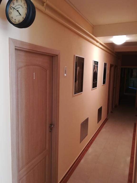 Cinema House Single & Double Rooms & Studio Apartments Pula Exteriör bild