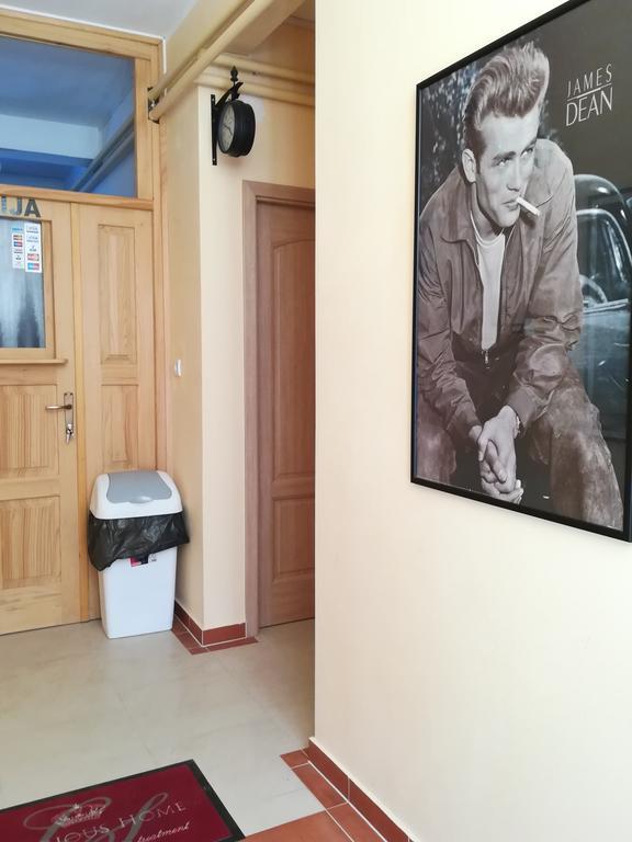 Cinema House Single & Double Rooms & Studio Apartments Pula Exteriör bild