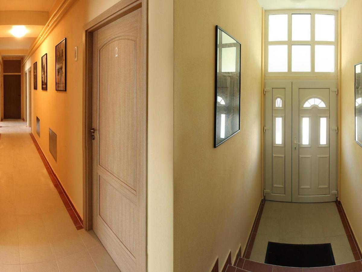 Cinema House Single & Double Rooms & Studio Apartments Pula Exteriör bild